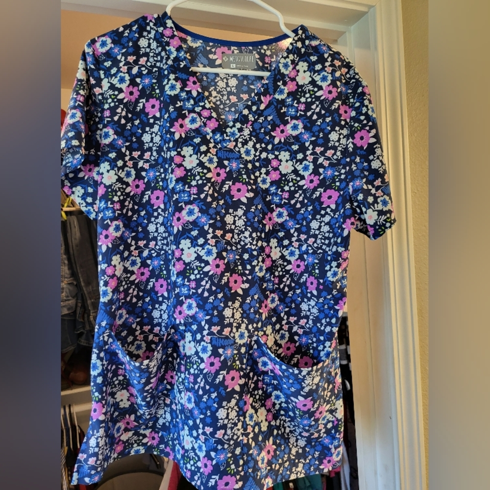 Med Couture Scrub Top Size Large